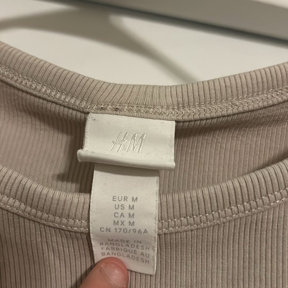 H&M women’s basic tee - Picture 2 of 2